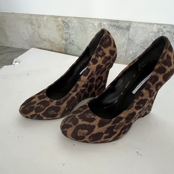 Vera Wang Lavender Cheetah Leopard Print Wedges - Picture 5 of 6